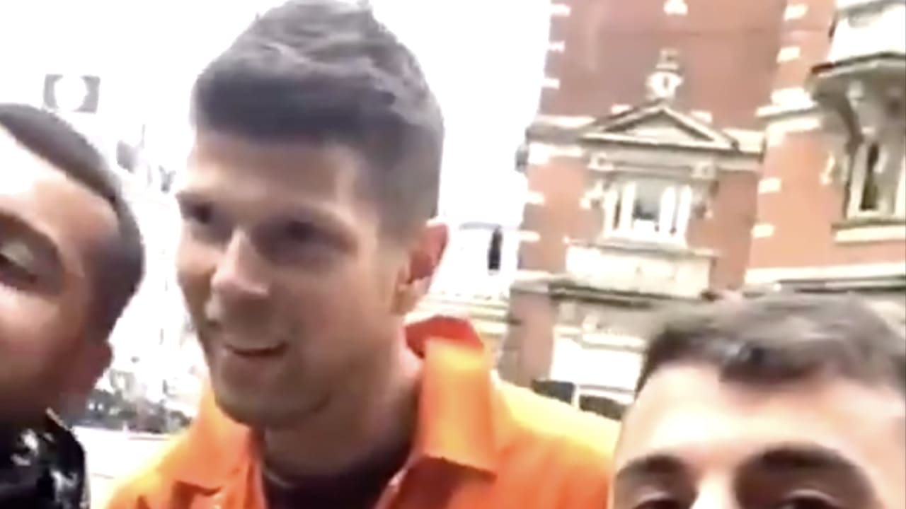 Huntelaar gespot in oranje overall in Amsterdam, spits lijkt mee te doen aan Jachtseizoen