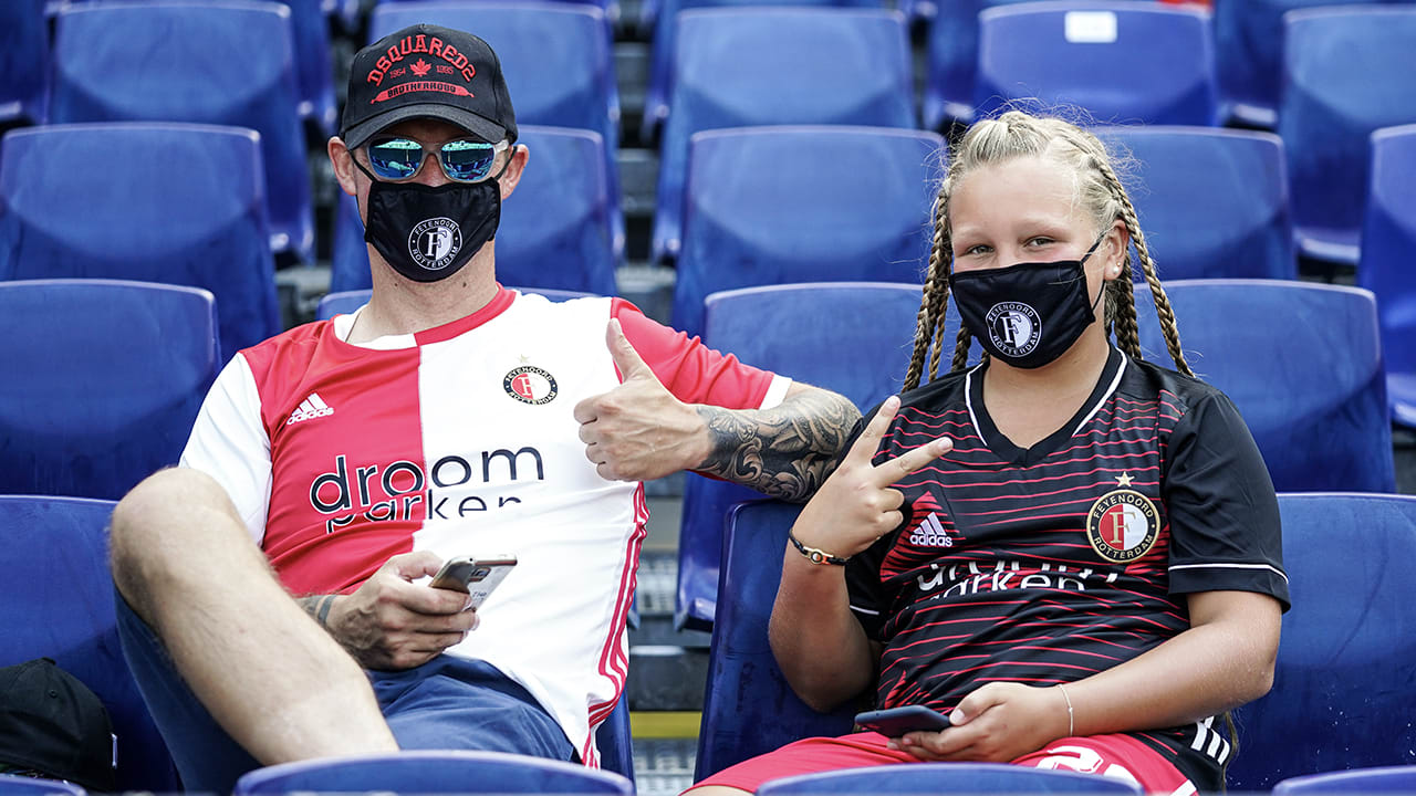 Feyenoord-fans met mondkapje in De Kuip