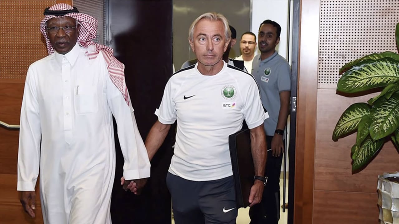 Van Marwijk ondertekent in Dubai contract als bondscoach