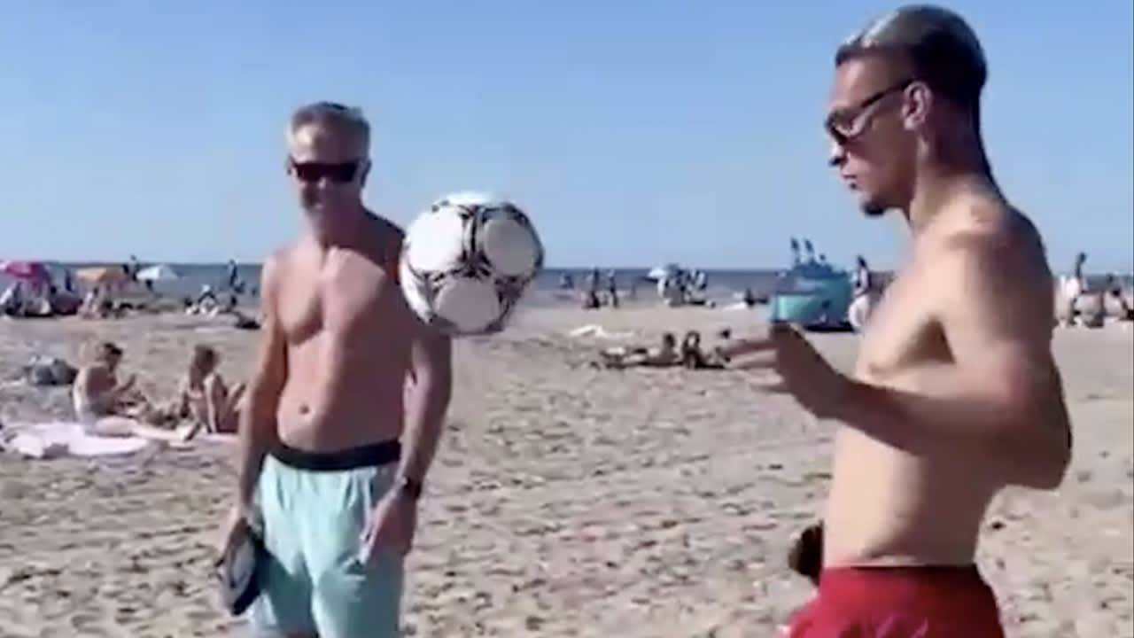 Video: jongens voetballen samen met Ajax-aanvaller Antony op Zandvoort 