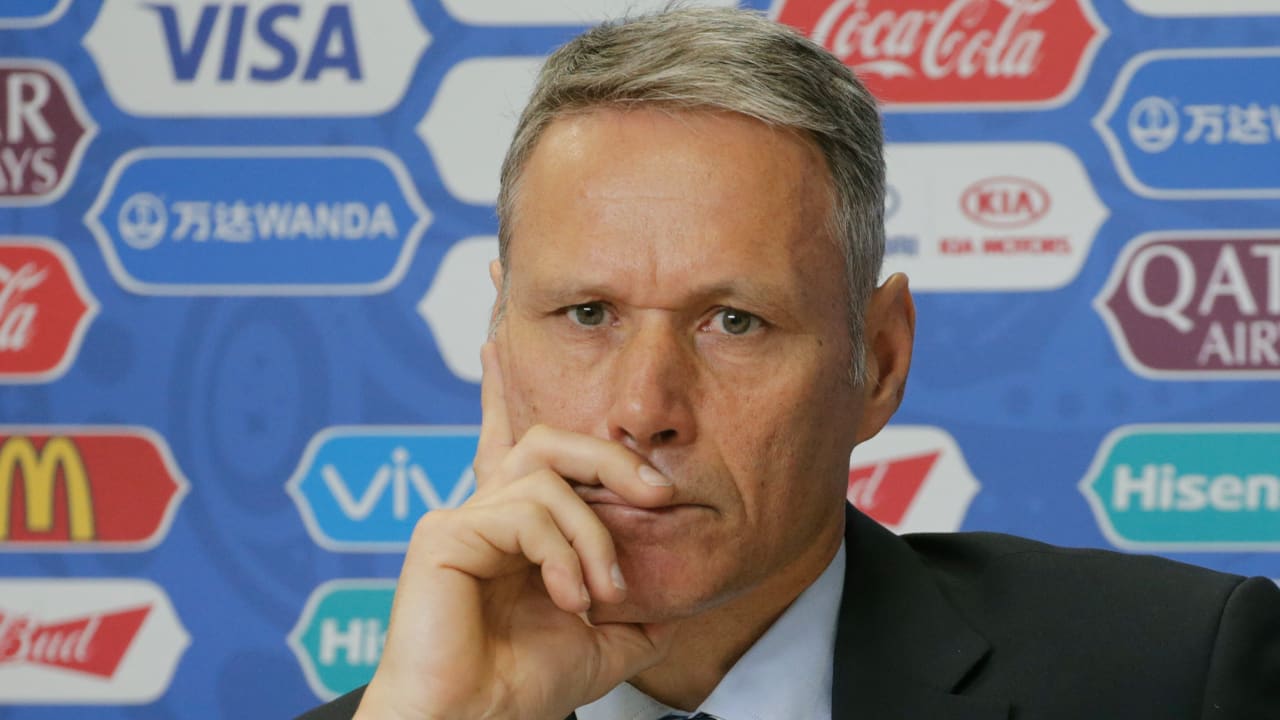 Van Basten: 'Er mag niet één speler van Feyenoord meedoen bij Ajax'