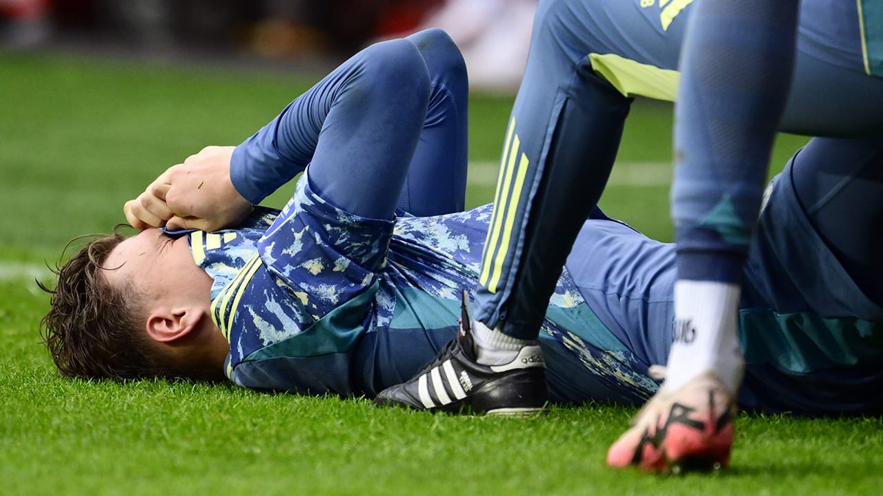 Ajax moet geblesseerde Mika Godts weken missen