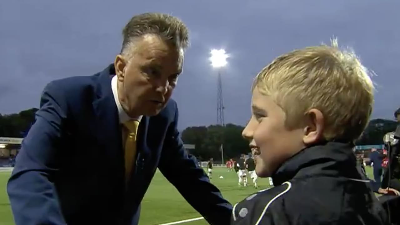 Van Gaal spreekt ballenjongen toe: 'Snap je dat, of niet?'