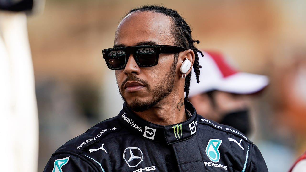 Lewis Hamilton laat na weken radiostilte eindelijk wat van zich horen