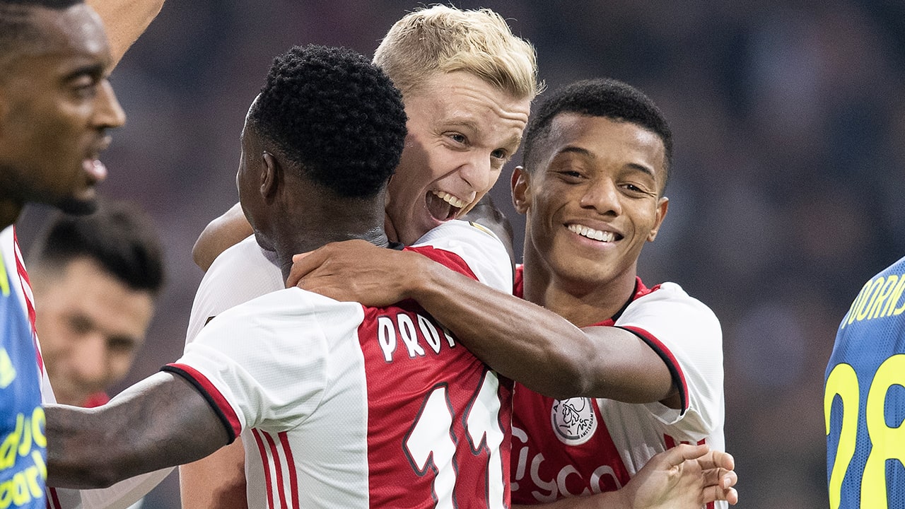Ajax wint Klassieker met 4-0 tegen onmachtig Feyenoord