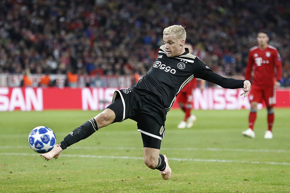 Ten Hag kiest voor Van de Beek, ook Wöber en Dolberg in de basis