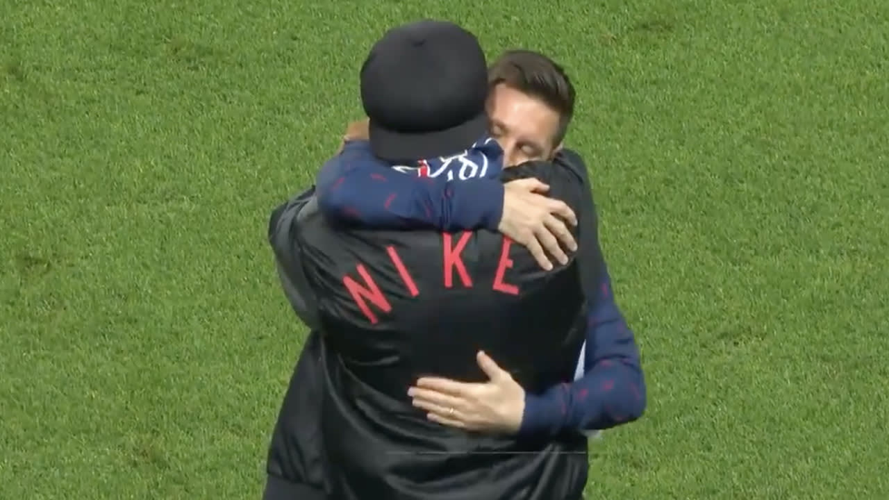 PRACHTIG! Emotionele hereniging Messi en Ronaldinho