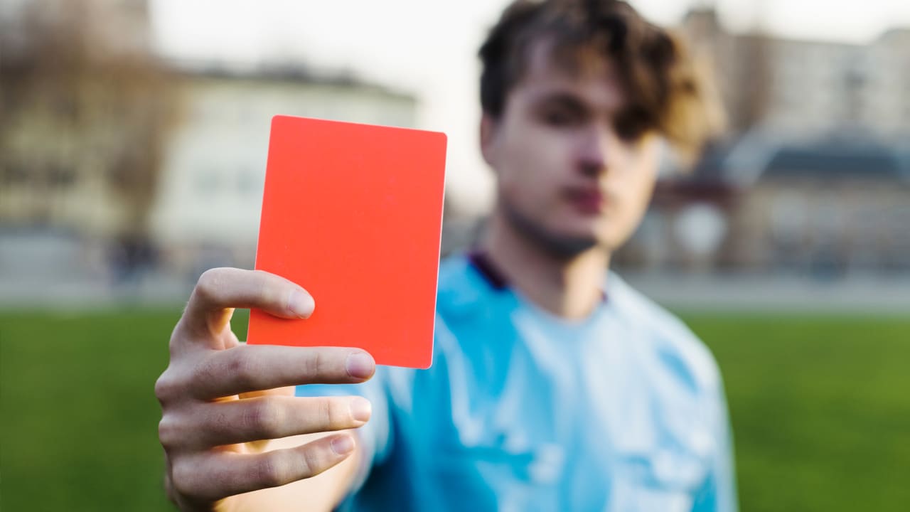 Rode kaart voor opzettelijk hoesten 