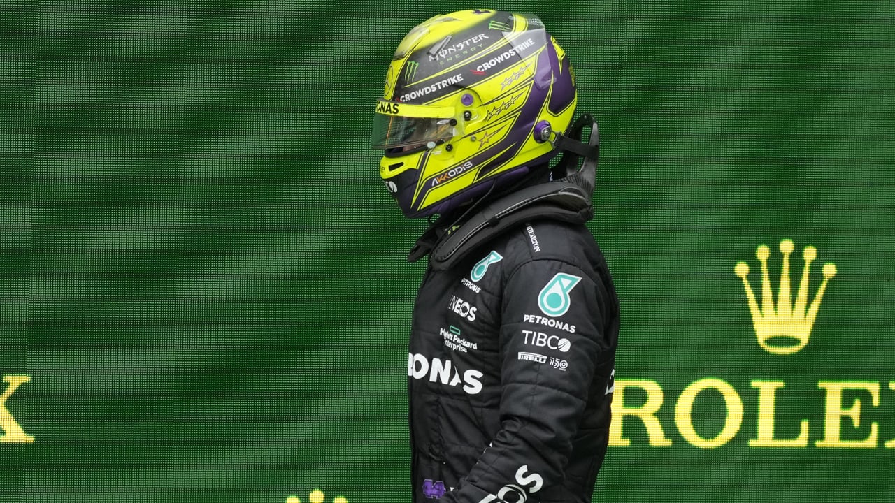 Toto Wolff neemt het op voor tegenvallende Hamilton: 'De auto zit op een dieptepunt'