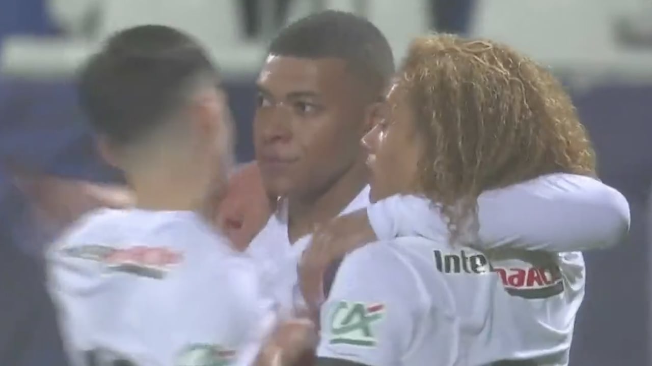 Kylian Mbappé met een heerlijke goal na assist van Xavi Simons