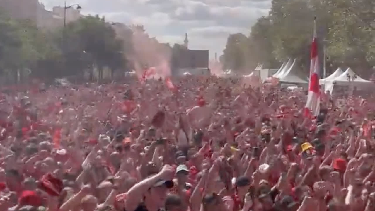 Schitterende beelden uit Parijs: Virgil van Dijk luidkeels toegezongen door Liverpool-fans