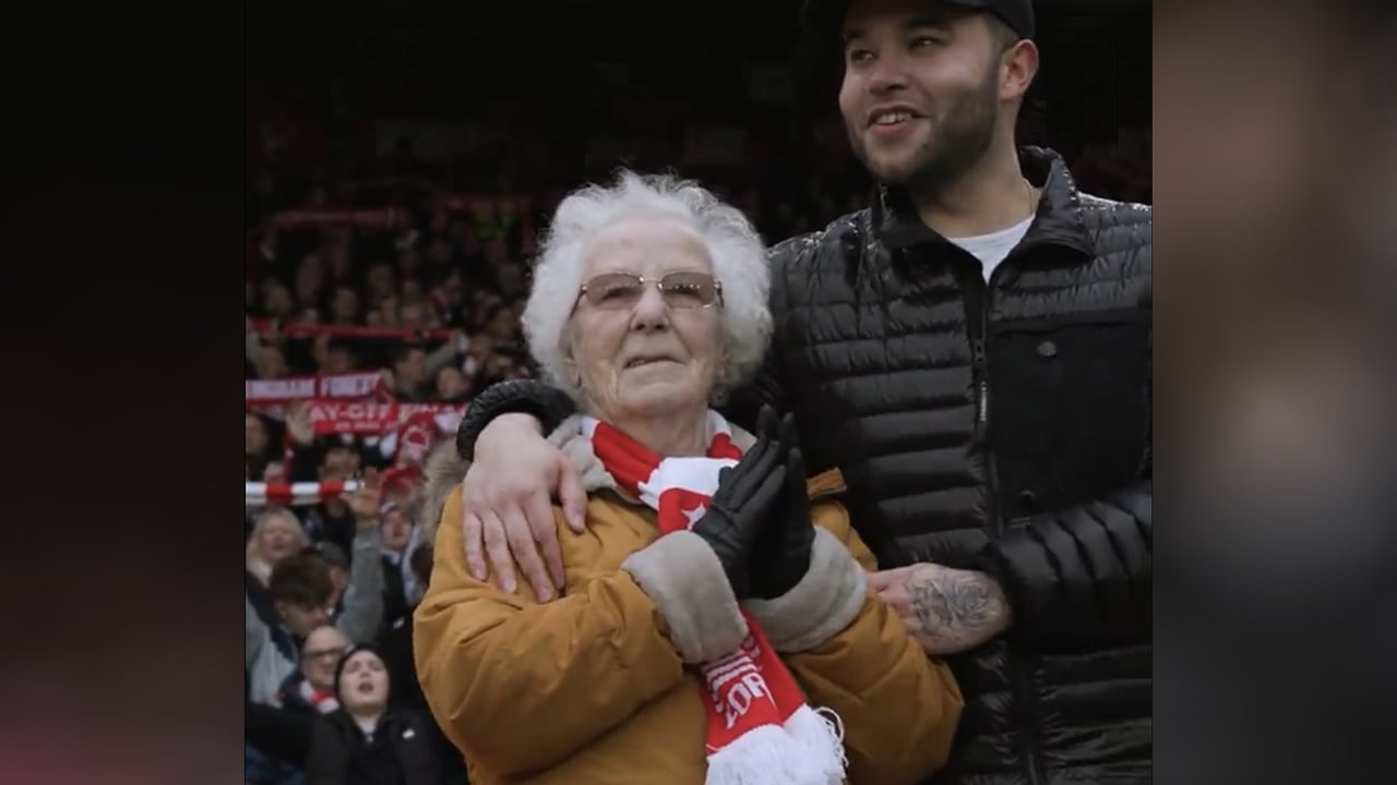 Hartverwarmende beelden: Nottingham Forest vervult grootste wens van 92-jarige fan