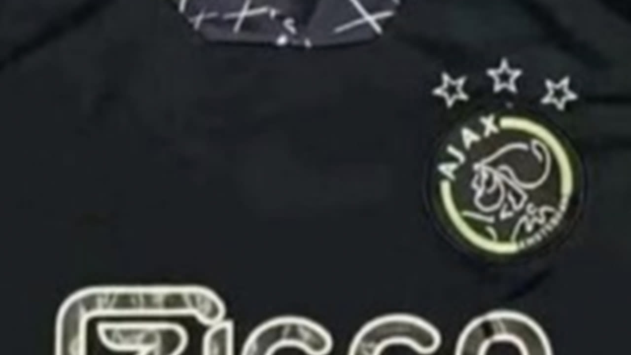 Negatieve reacties op uitgelekt nieuwe uitshirt van Ajax: 'Spuuglelijk!'
