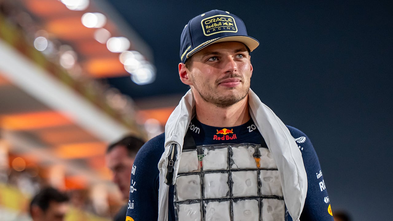 Verstappen ziet transport van zijn Formule 1-auto: 'Als hij nu valt, kan ik het weekend vrij nemen!'