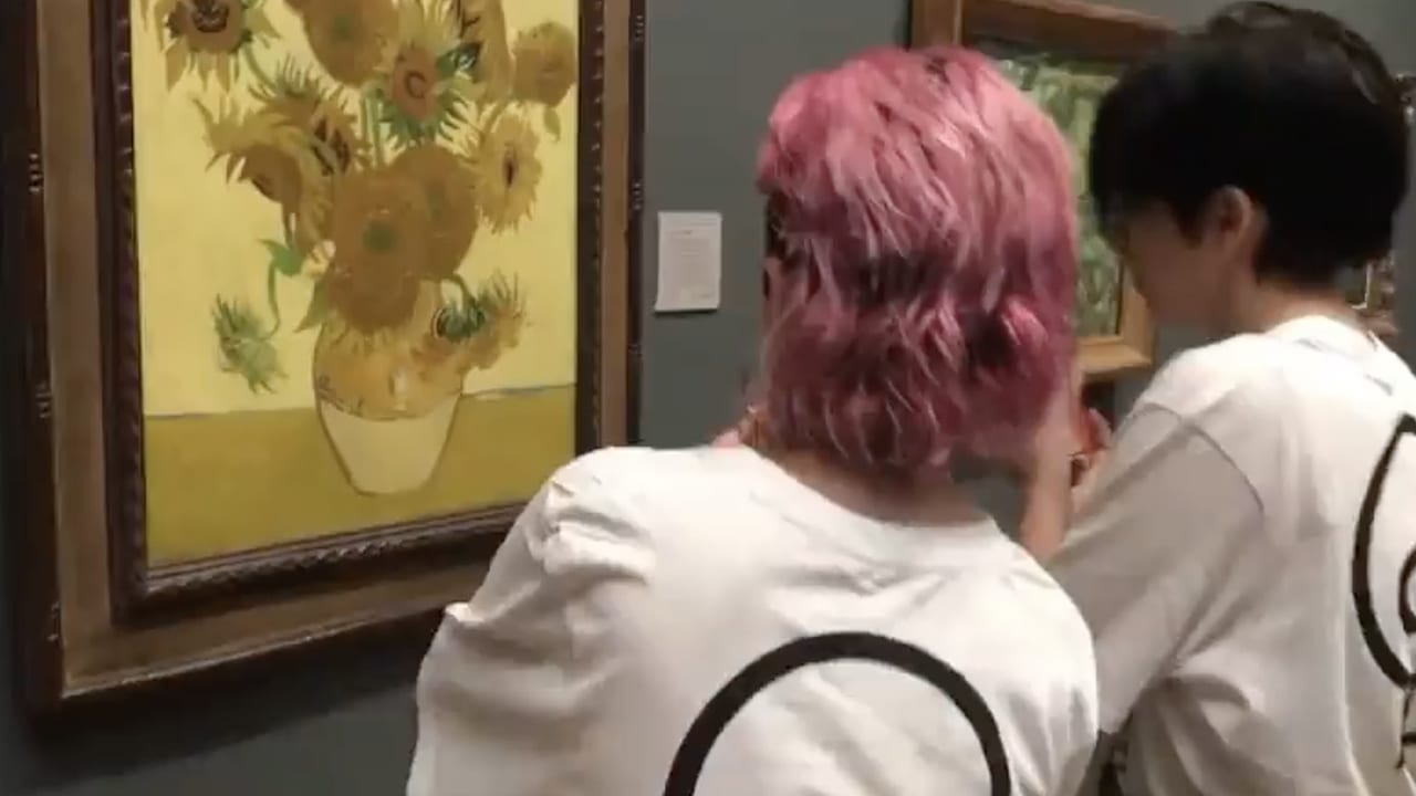 Video: klimaatactivisten gooien blikken tomatensoep over schilderij Van Gogh