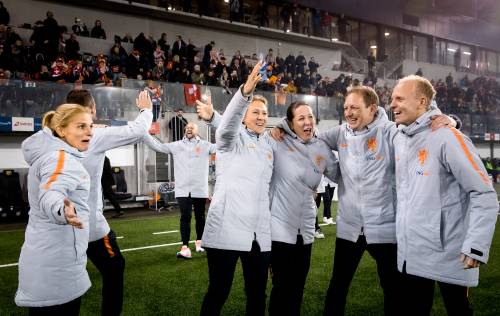 Oranje met 25 voetbalsters naar Zuid-Afrika