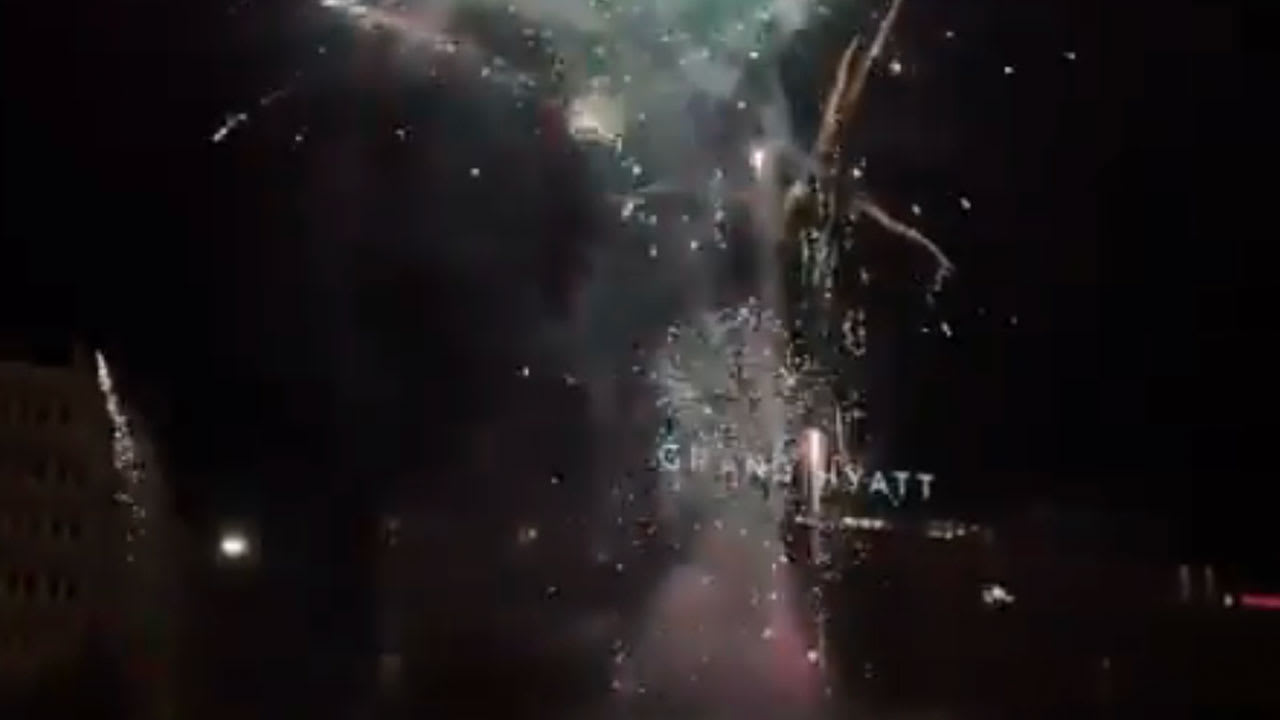 Video: Turkse fans verstoren nachtrust Oranje met vuurwerk bij het spelershotel 