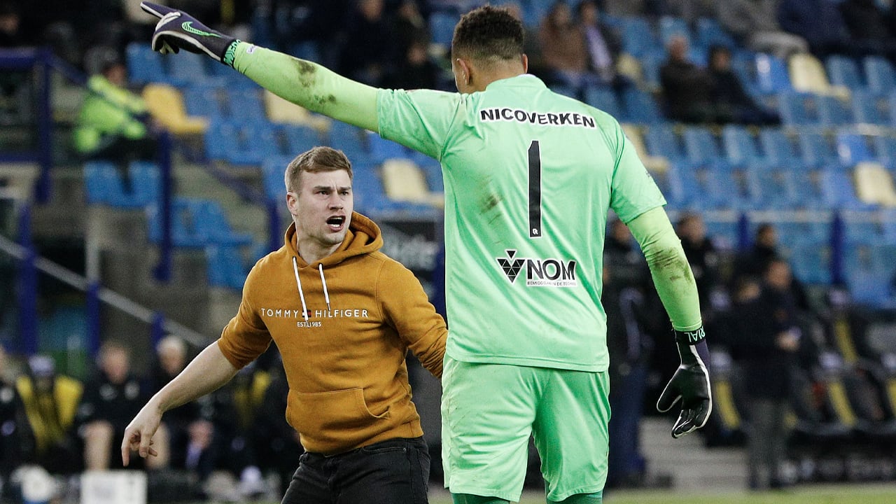 Vitesse - Sparta tijdelijk gestaakt na wangedrag van thuissupporters