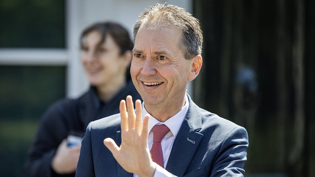 Minister Eddy van Hijum wil lijsttrekker NSC worden