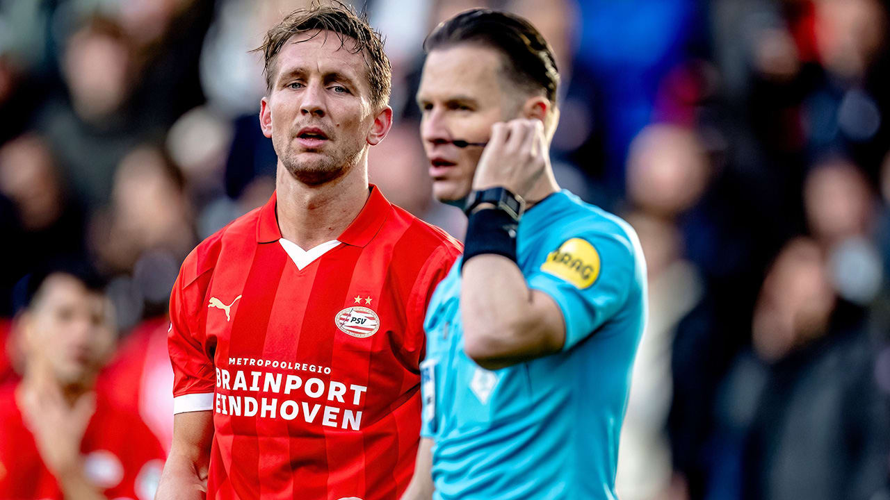 Beelden VAR: Arbitrage anticipeert op reanimatie tijdens PSV - Ajax