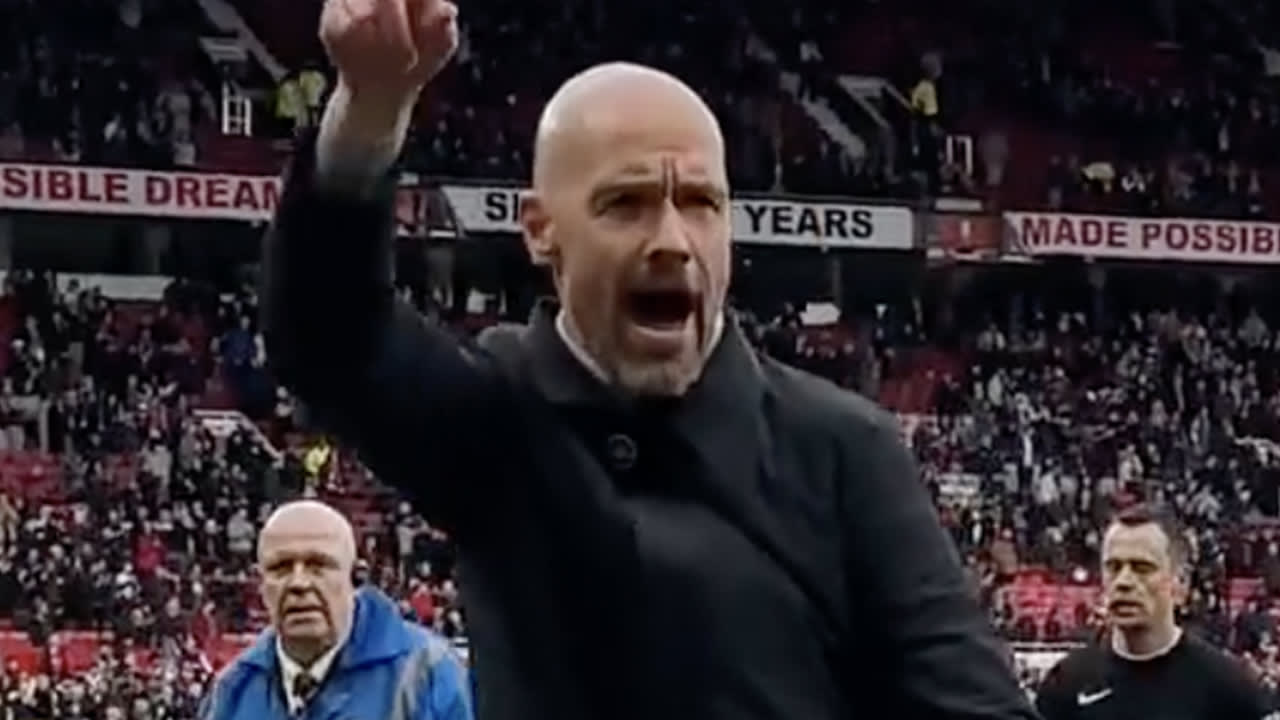 Video: Erik ten Hag juicht met Manchester United-fans na zege op Leicester City