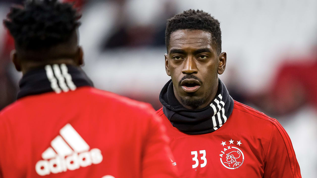 Ajax huurt 'sfeermaker' Bruno Varela nog een jaar