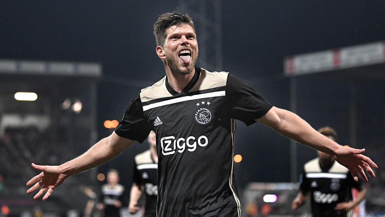 Ajax verslaat FC Emmen en is koploper van de eredivisie