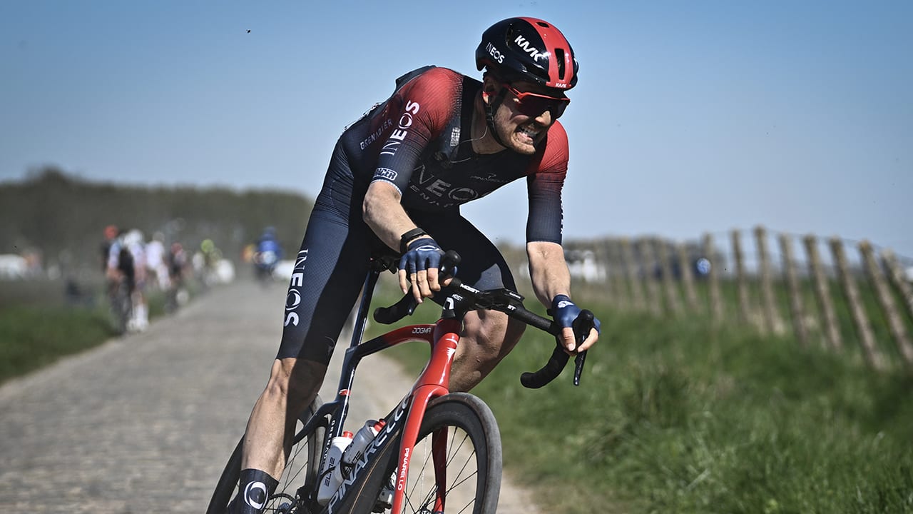 Van Baarle glorieus winnaar van Parijs-Roubaix: soleert naar zege