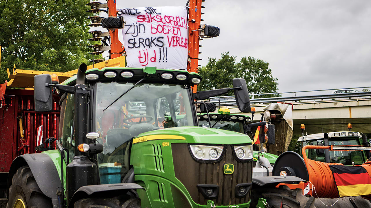 Boeren blokkeren snelweg A7 bij Tijnje, alle rijstroken dicht