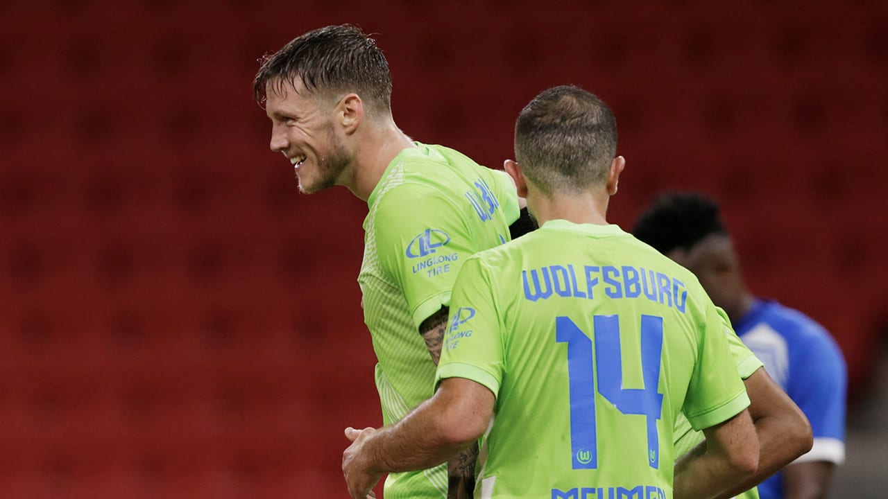 Weghorst draagt met twee treffers bij aan zege Wolfsburg