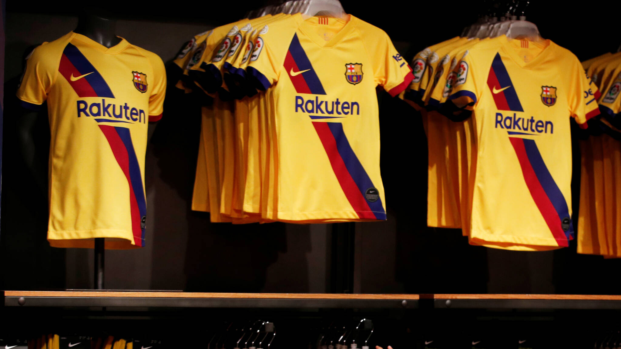 FC Barcelona maakt met nieuw vierde shirt politiek statement 