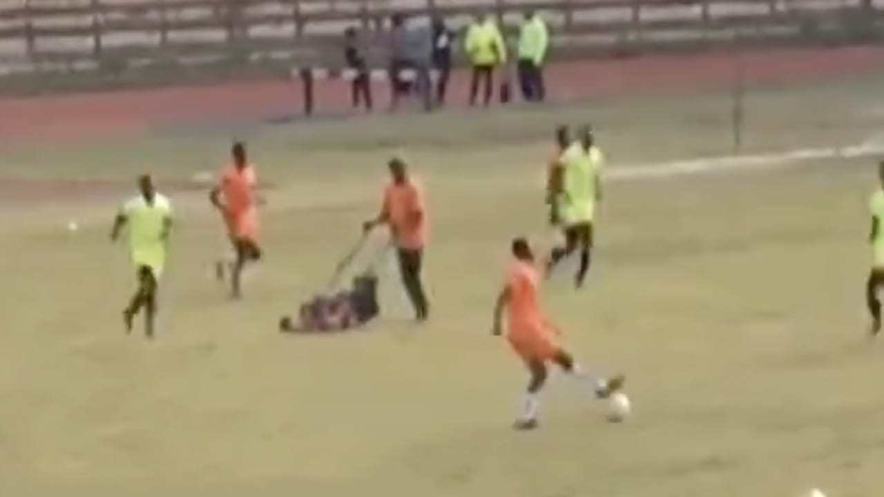 GOUD! Gras wordt gemaaid tijdens voetbalwedstrijd in Afrika