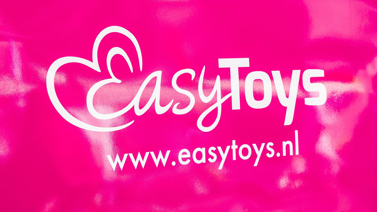 Shell weert ludieke reclame van EasyToys over 'Tarzanbocht' uit tankstations