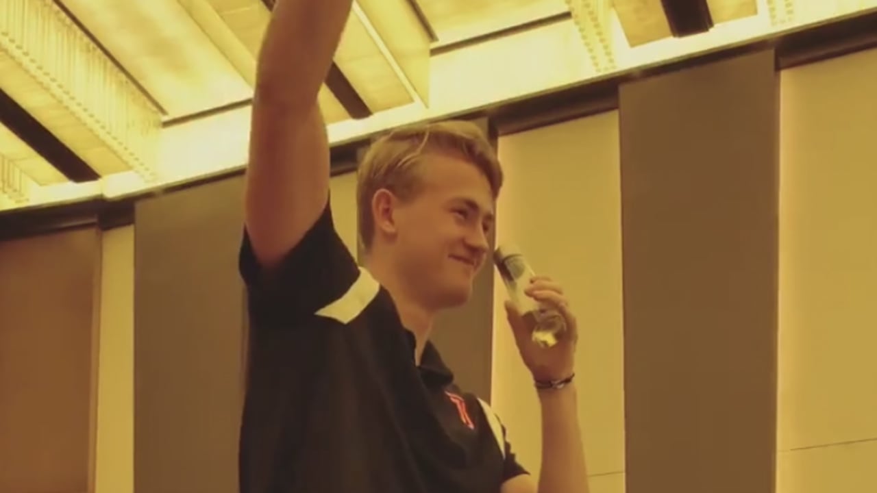 1 jaar geleden: De Ligt zingt 'Three Little Birds' bij Juve-ontgroening