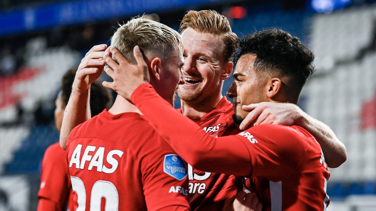 AZ verslaat FC Twente in duel met drie eigen doelpunten