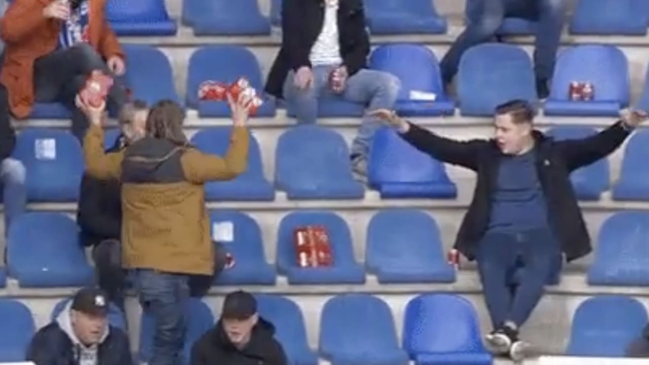 GOUD! Heerenveen-fan loopt juichend naar zijn plek met twee sixpackjes