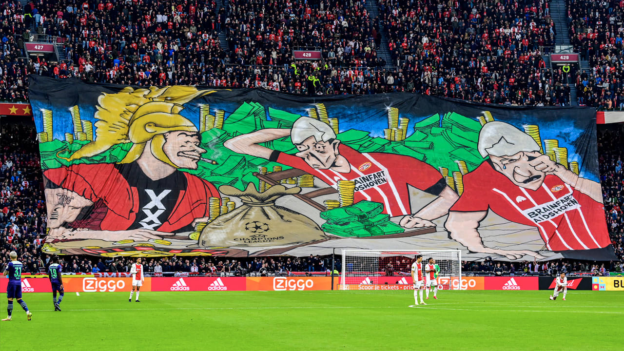 Ajax krijgt boete voor vuurwerk en spandoek bij thuisduel met PSV