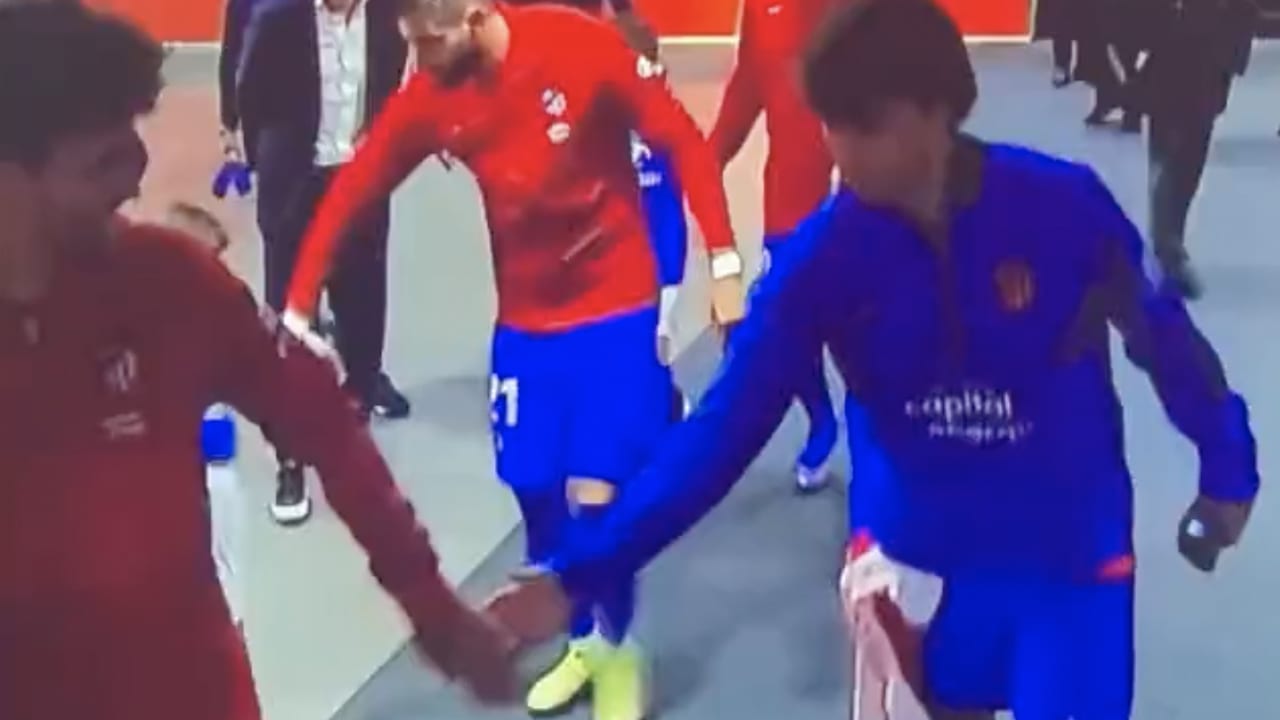 VIDEO: Griezmann doet alsof Joao Felix spelersmascotte is en pakt hem bij de hand