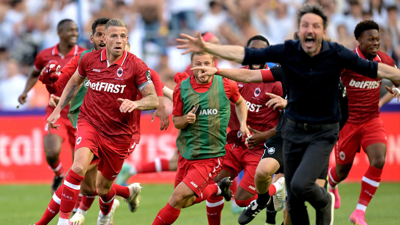 Antwerp van Van Bommel in extremis kampioen van België