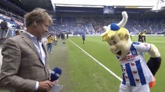 HAHA! Mascotte Heerenveen gooit jasje naar Hans