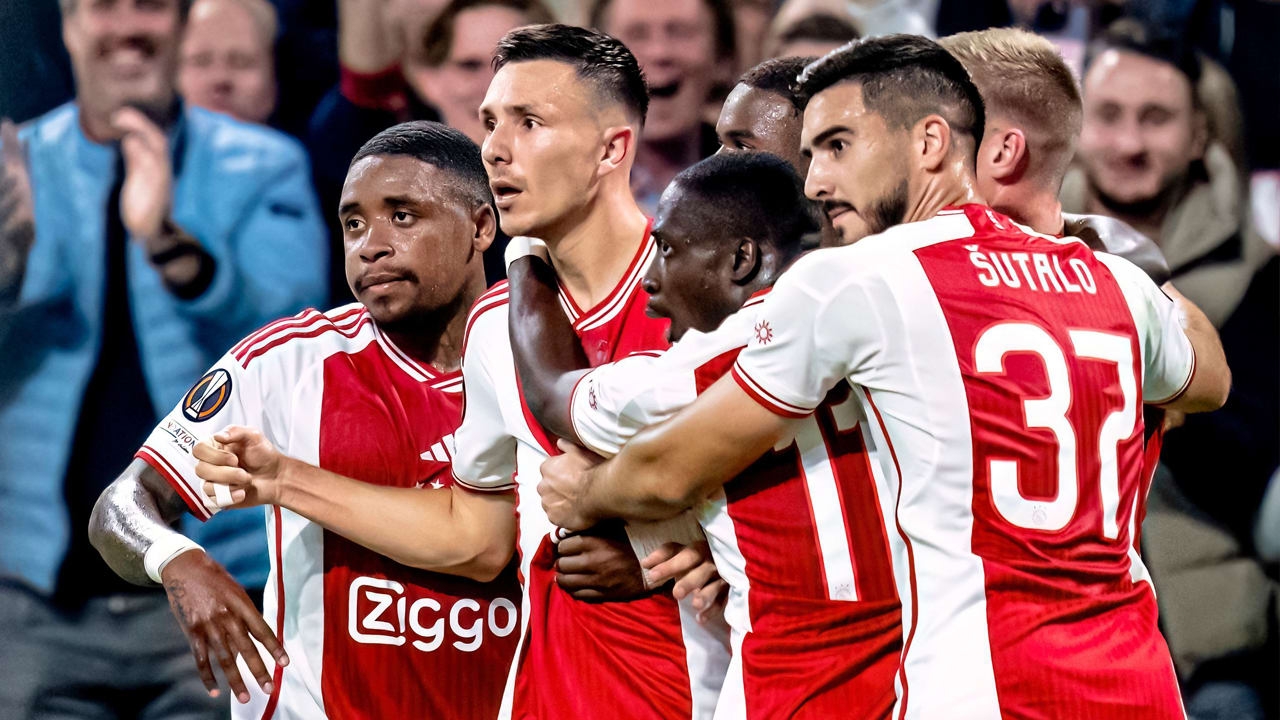 Ajax-fans niet te spreken over achterkant van nieuwe thuisshirt: 'Wie heeft dit goedgekeurd?'