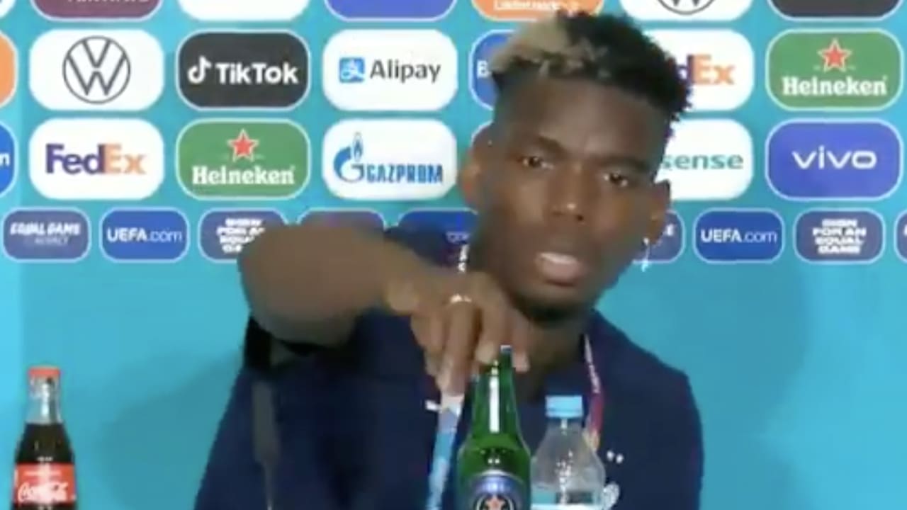 Pogba verwijdert flesje Heineken bij persconferentie