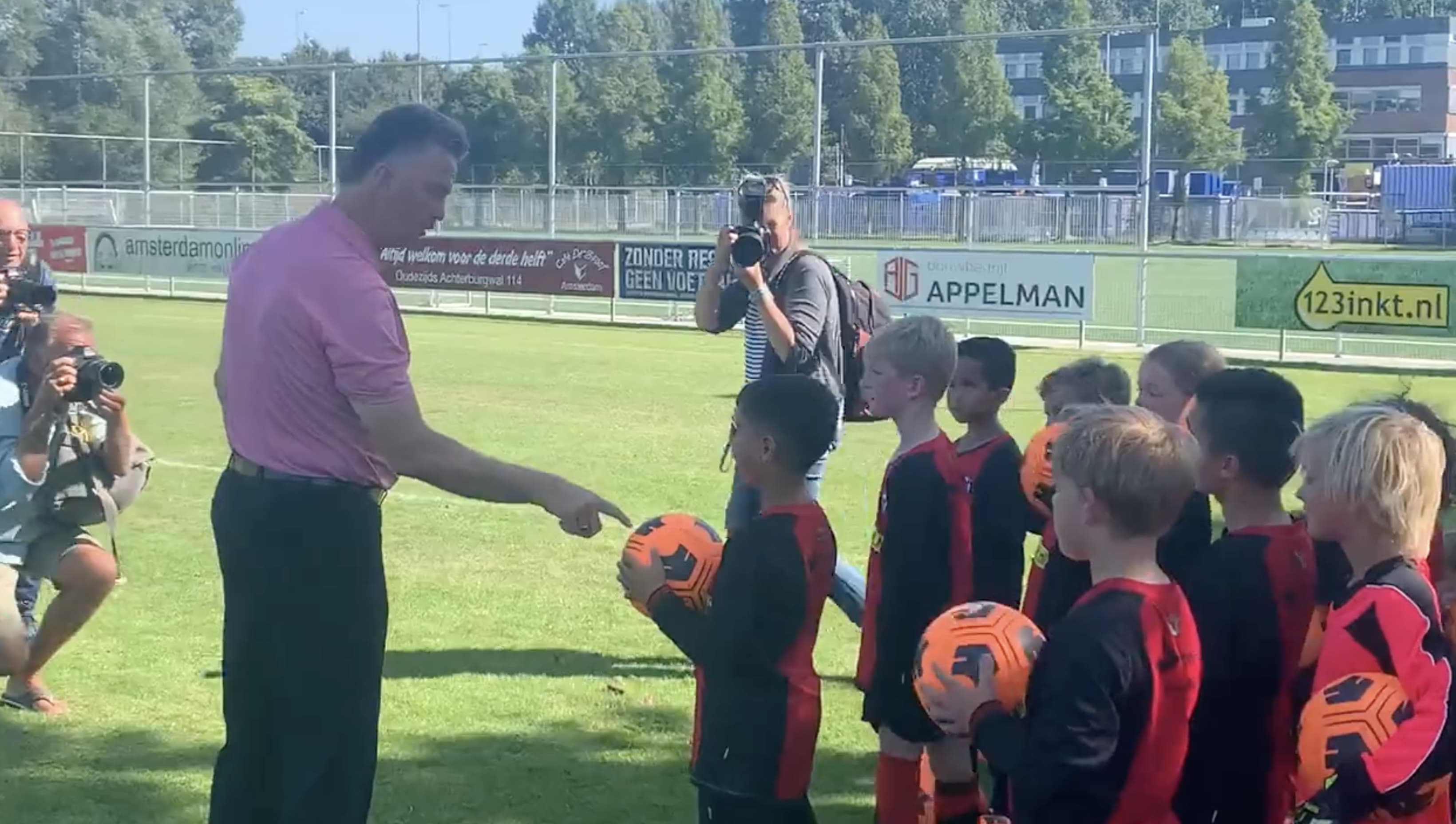 Van Gaal roept jeugdspelertje tot de orde: ‘Hallo, waarom kijk jij mij niet aan?!’