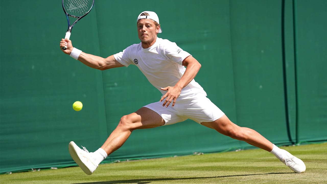 Van Rijthoven stunt opnieuw en plaatst zich voor achtste finales Wimbledon