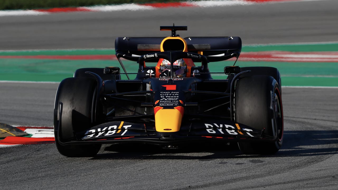 Max Verstappen rijdt eerste rondjes in nieuwe RB-18