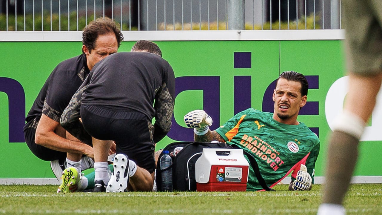 Domper voor Nick Olij: PSV-doelman raakt geblesseerd tijdens officieuze debuut
