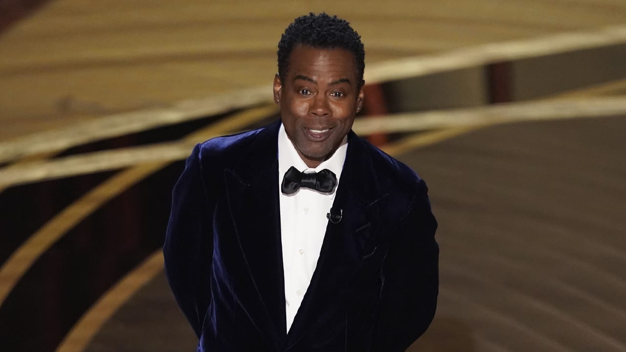 Chris Rock krijgt staande ovatie bij eerste optreden sinds Oscars