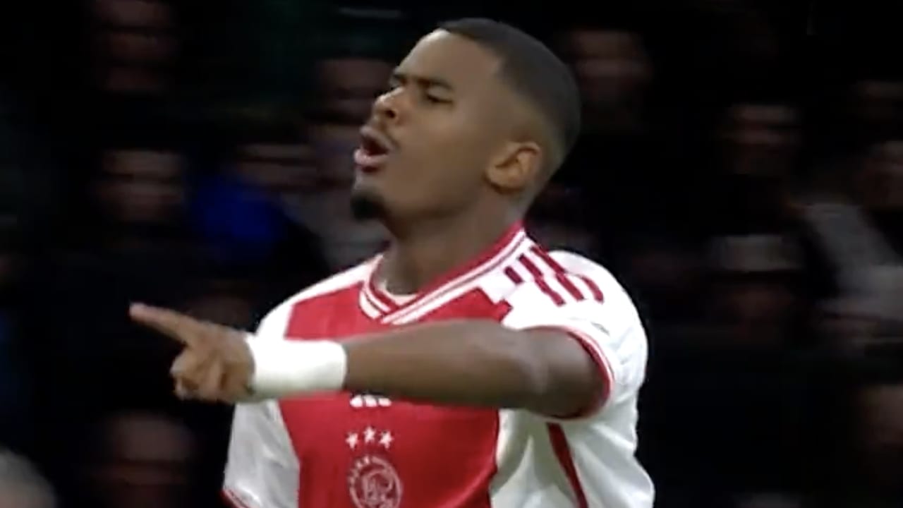 Videogoal: Jorrel Hato zet Ajax na mooie aanval op voorsprong tegen Vitesse