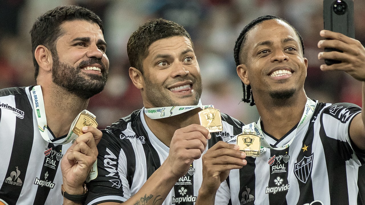 Braziliaans medium spot Costa en Hulk met lijn cocaïne tijdens kampioensfeestje
