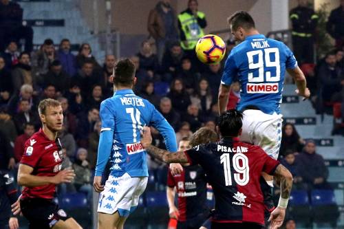 Milik bezorgt Napoli de winst bij Cagliari